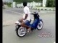 "Acrobacias" de wey en moto