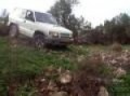 isuzu trooper 2000 going down some rocks..