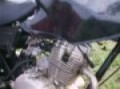 la moto de Beto escupe agua