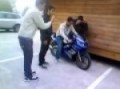 un tonto en apuros